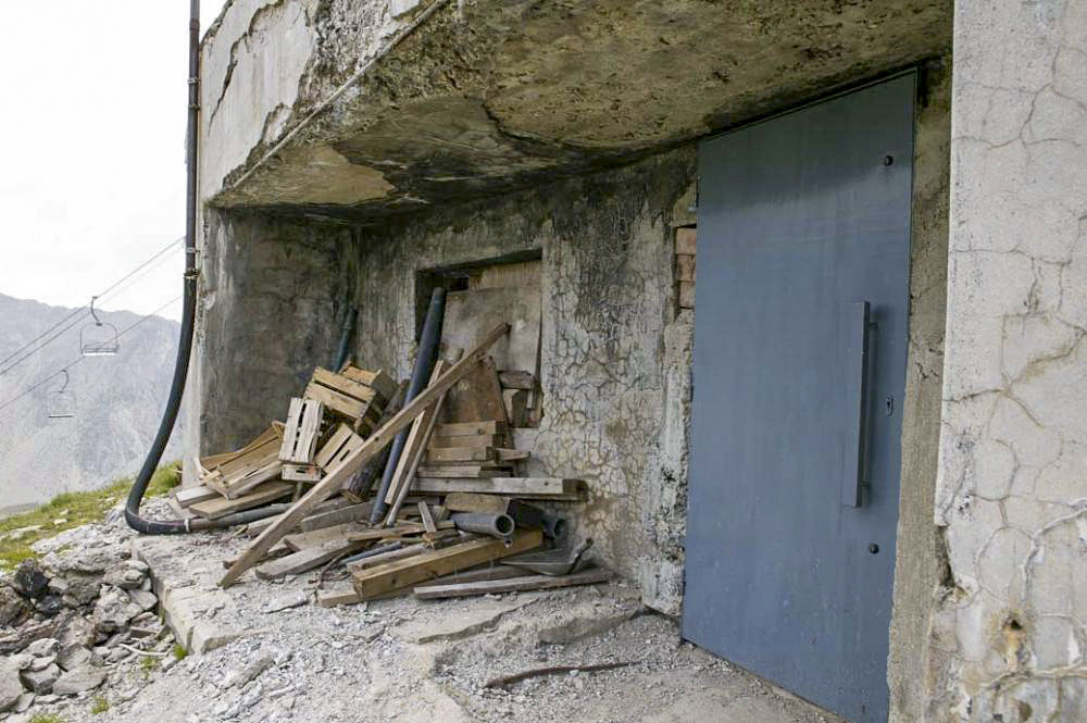 Ligne Maginot - ARRONDAZ - (Ouvrage d'infanterie) - Bloc 2
La porte n'est pas d'origine, elle a été crée par le propriétaire en remplacement d'un créneau