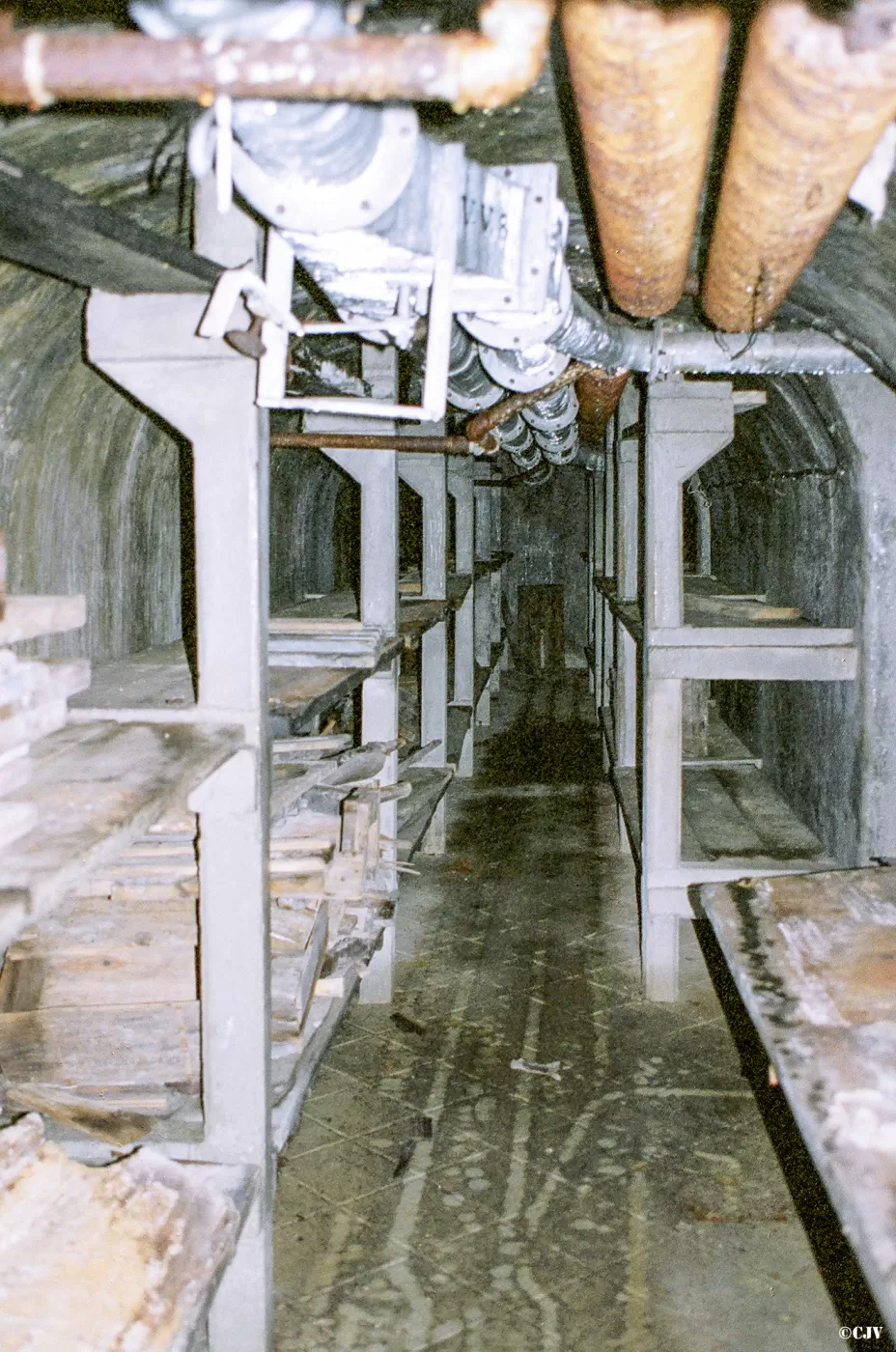 Ligne Maginot - LA ROUE - (Ouvrage d'infanterie) - Le casernement souterrain
Lits superposés pour le couchage de l'équipage - Lia VERMEULEN