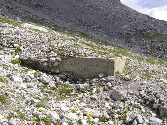 Ligne Maginot - LA ROUE - (Ouvrage d'infanterie) - Le bassin de la source d'eau alimentant l'ouvrage, situé au bord du chemin d'accès 