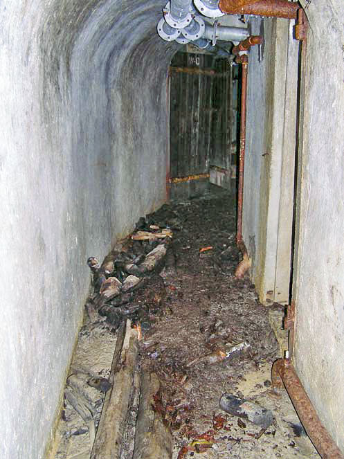 Ligne Maginot - LA ROUE - (Ouvrage d'infanterie) - Galerie de l'infirmerie
Latrines à gauche et cuisine à droite