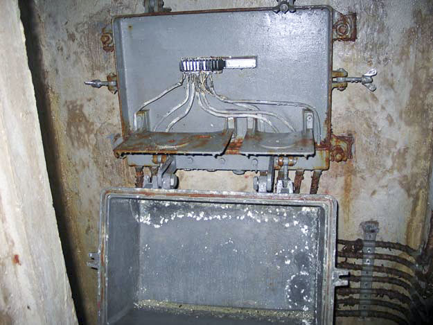 Ligne Maginot - LA ROUE - (Ouvrage d'infanterie) - Le central téléphonique sous carter étanche  TM 32 (12 directions)