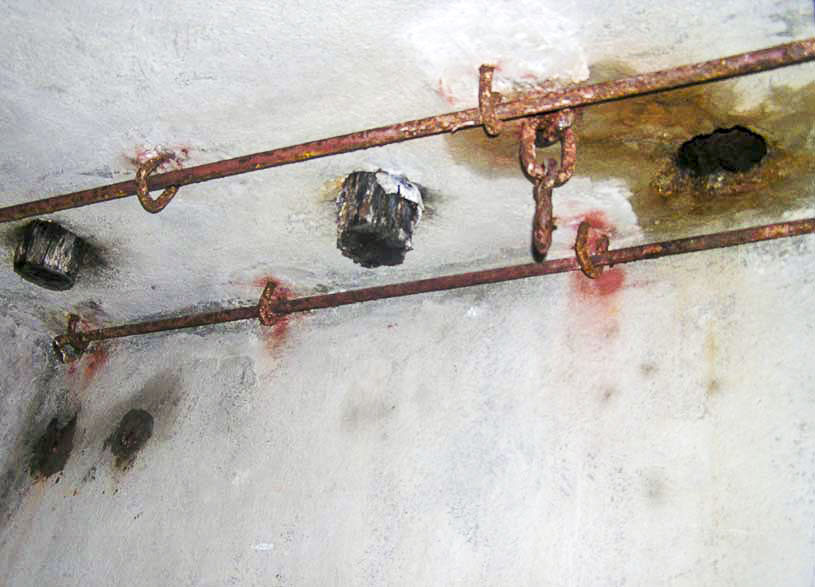 Ligne Maginot - LA ROUE - (Ouvrage d'infanterie) - Le bloc 4
Les cheminées en haut du bloc. Seule l'une d'elle était utilisée pour l'évacuation des fumées de la cuisine, les deux autres sont obstruées par des bouchons de bois
