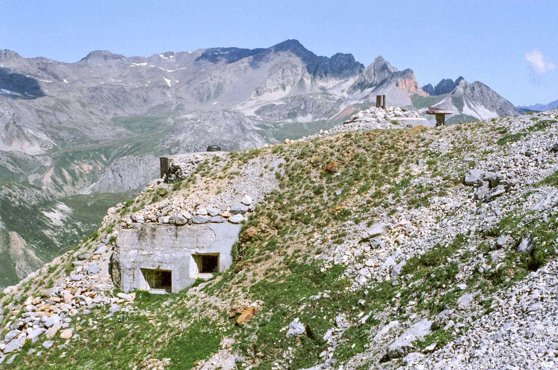 Ligne Maginot - LA ROUE - (Ouvrage d'infanterie) - Au premier plan, le bloc 2 avec au dessus le bloc 1 et le bloc 4 surmonté de ses cheminées sur la droite de la photo - Lia VERMEULEN