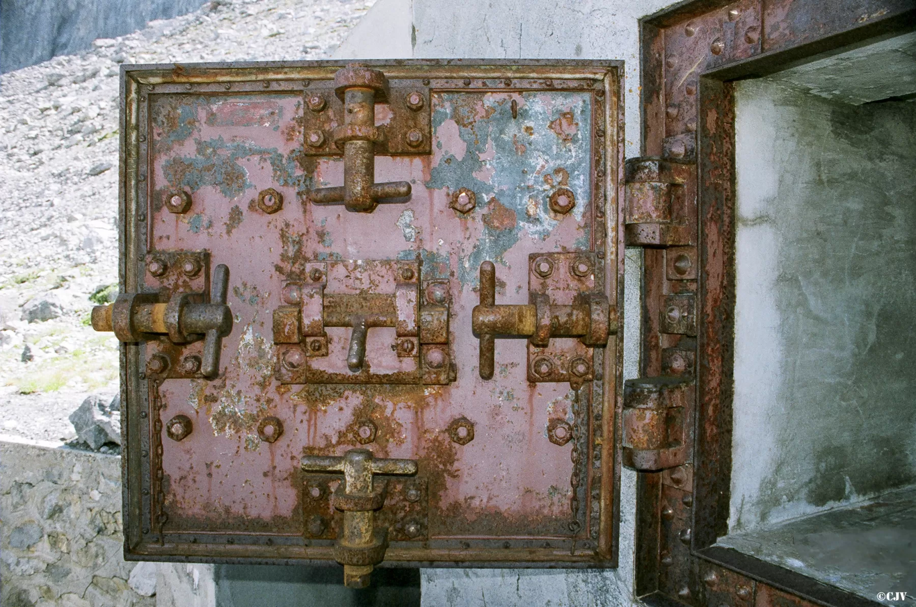 Ligne Maginot - LA ROUE - (Ouvrage d'infanterie) - Issue de secours
La porte blindée de taille réduite - Lia VERMEULEN