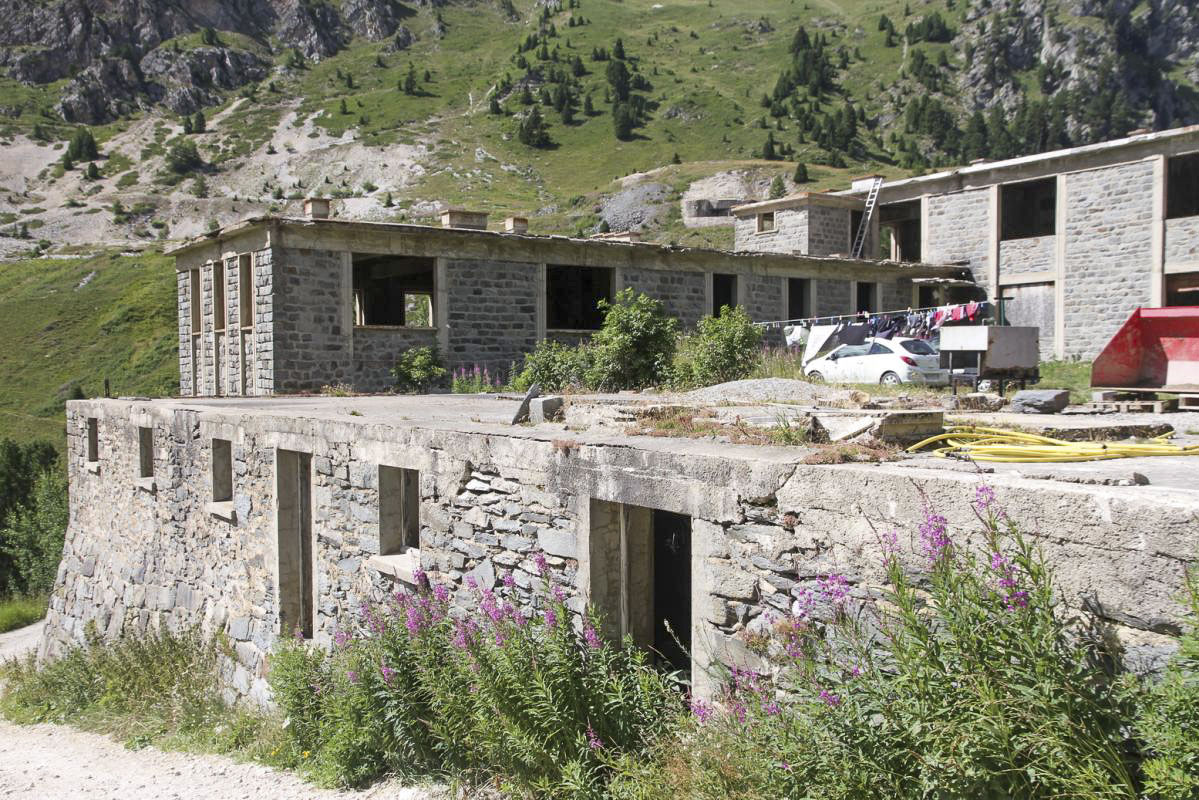 Ligne Maginot - Casernement du LAVOIR - Au premier plan, le soubassement du casernement provisoire de 1934.