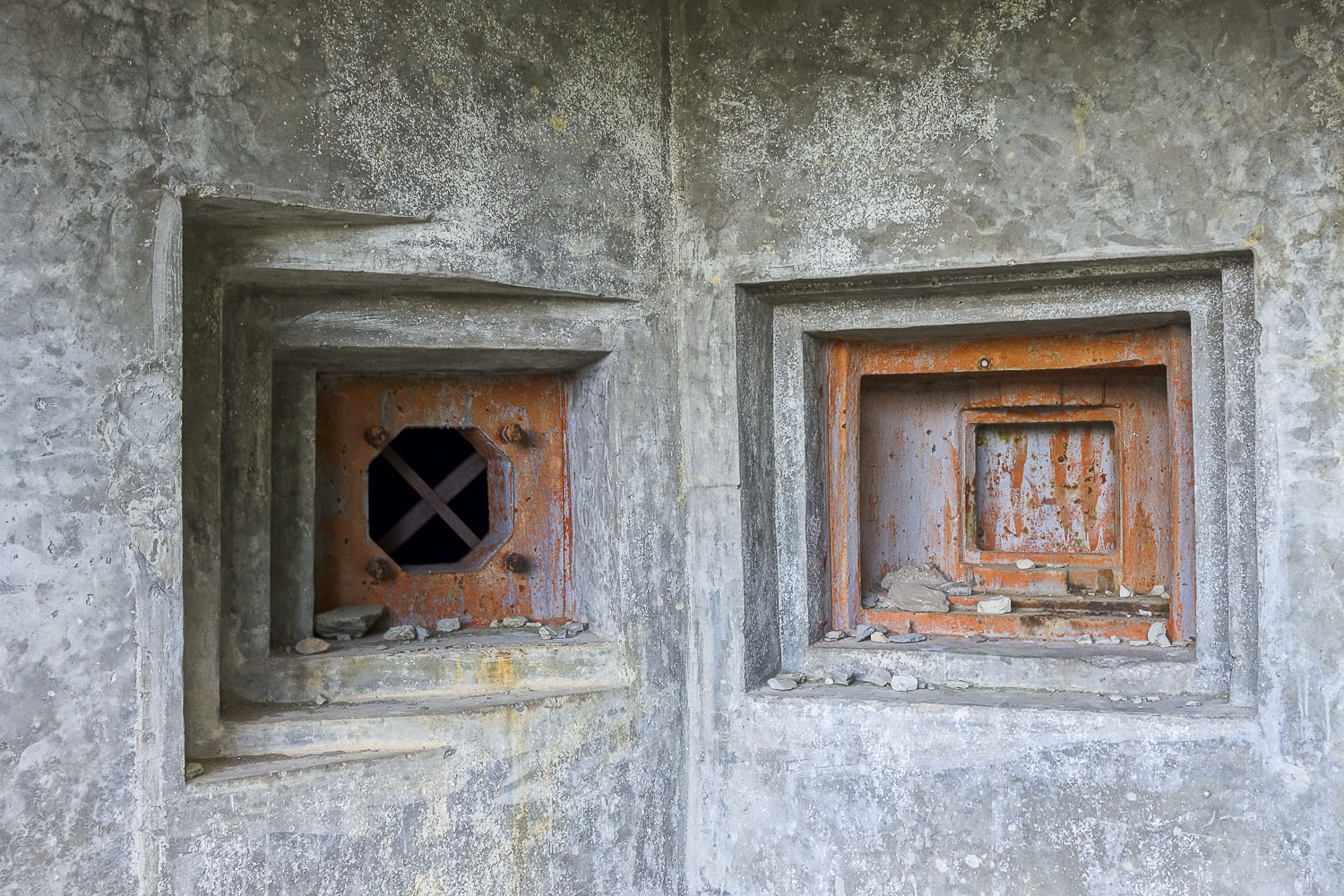 Ligne Maginot - LAVOIR - (Ouvrage d'artillerie) - Entrée munitions
Créneau JM (à droite) et FM (à gauche)