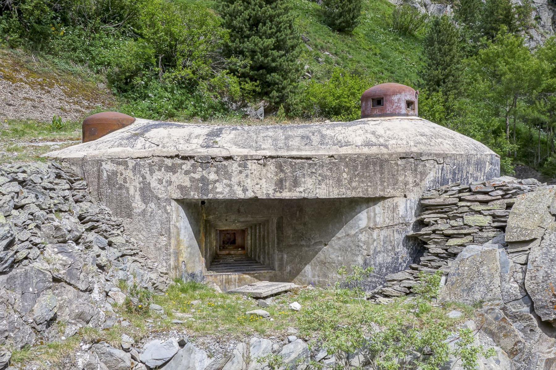 Ligne Maginot - LAVOIR - (Ouvrage d'artillerie) - Entrée munitions
Le créneau JM, coupant la route descendant du Pas du Roc, surmonté des deux cloches - Michel Teiten