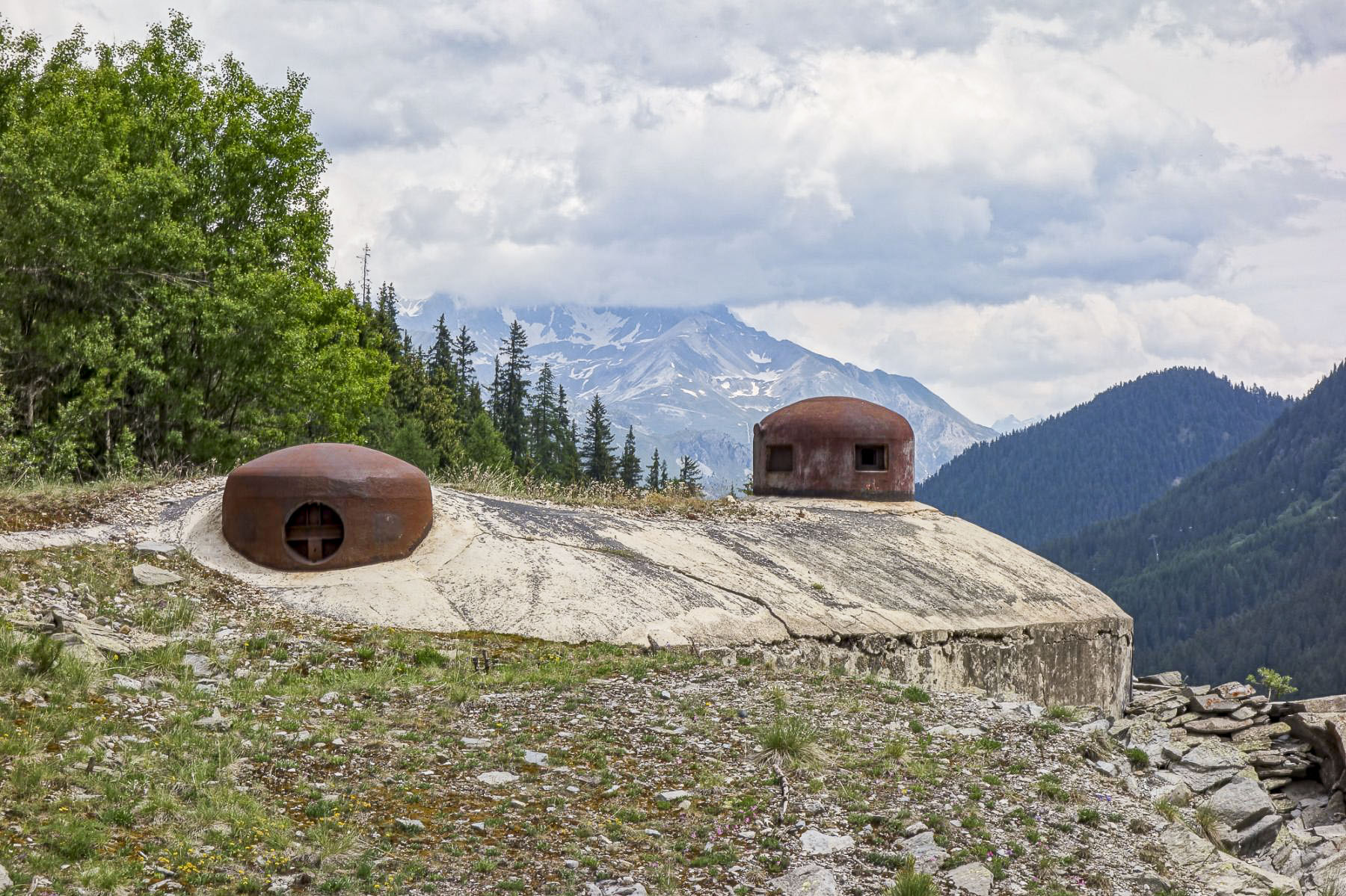 Ligne Maginot - LAVOIR - (Ouvrage d'artillerie) - Entrée munitions
Les cloches
A l'arrière-plan la Dent Parrachée dans le massif de la Vanoise - Michel Teiten