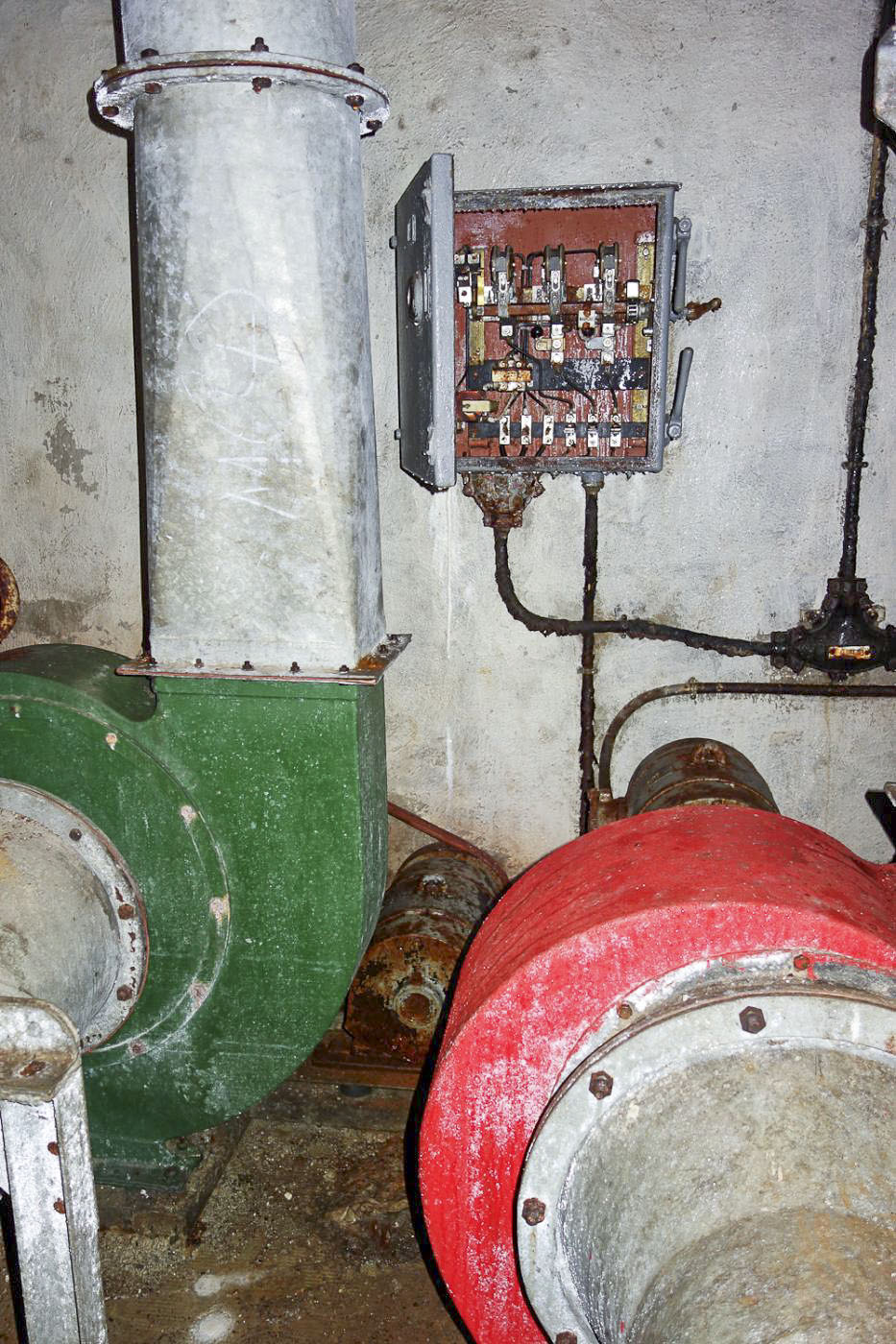 Ligne Maginot - LAVOIR - (Ouvrage d'artillerie) - Entrée munitions
Local de neutralisation
Ventilateurs air pur et air gazé 