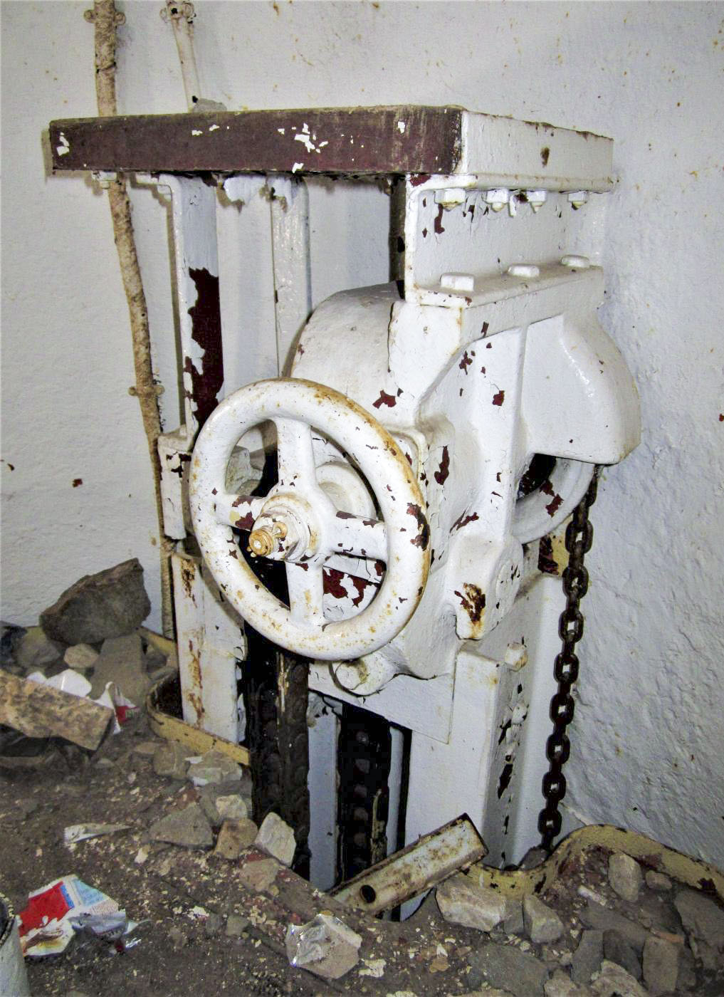 Ligne Maginot - LAVOIR - (Ouvrage d'artillerie) - Entrée munitions
Cloche GFM
Commande du plancher mobile