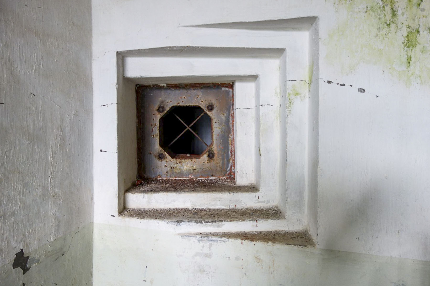 Ligne Maginot - LAVOIR - (Ouvrage d'artillerie) - Entrée munitions
Créneau FM intérieur de défense du hall de déchargement - Michel Teiten