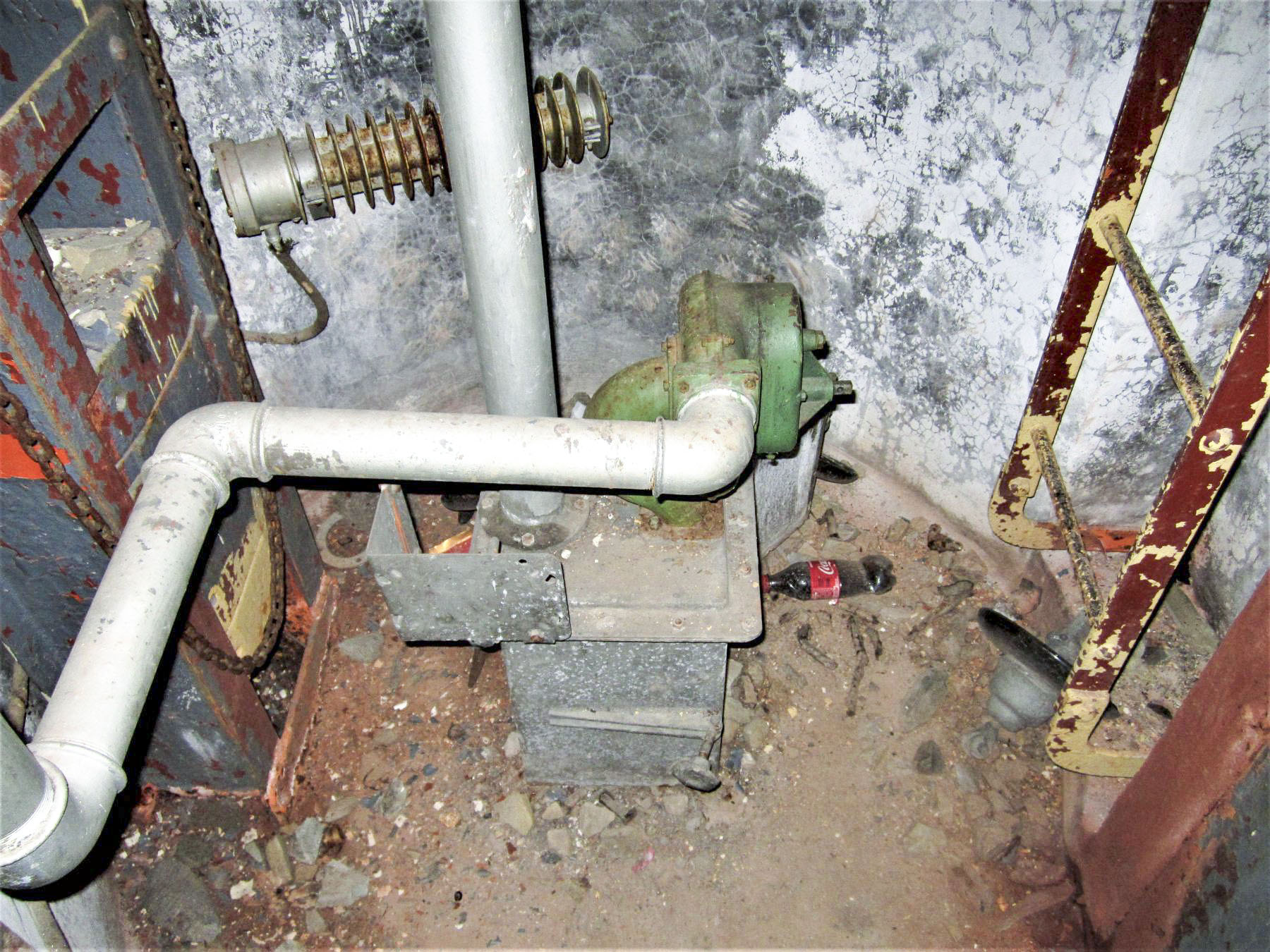 Ligne Maginot - LAVOIR - (Ouvrage d'artillerie) - Entrée munitions
Ventilateur et caisson de récupération des douilles de la cloche GFM