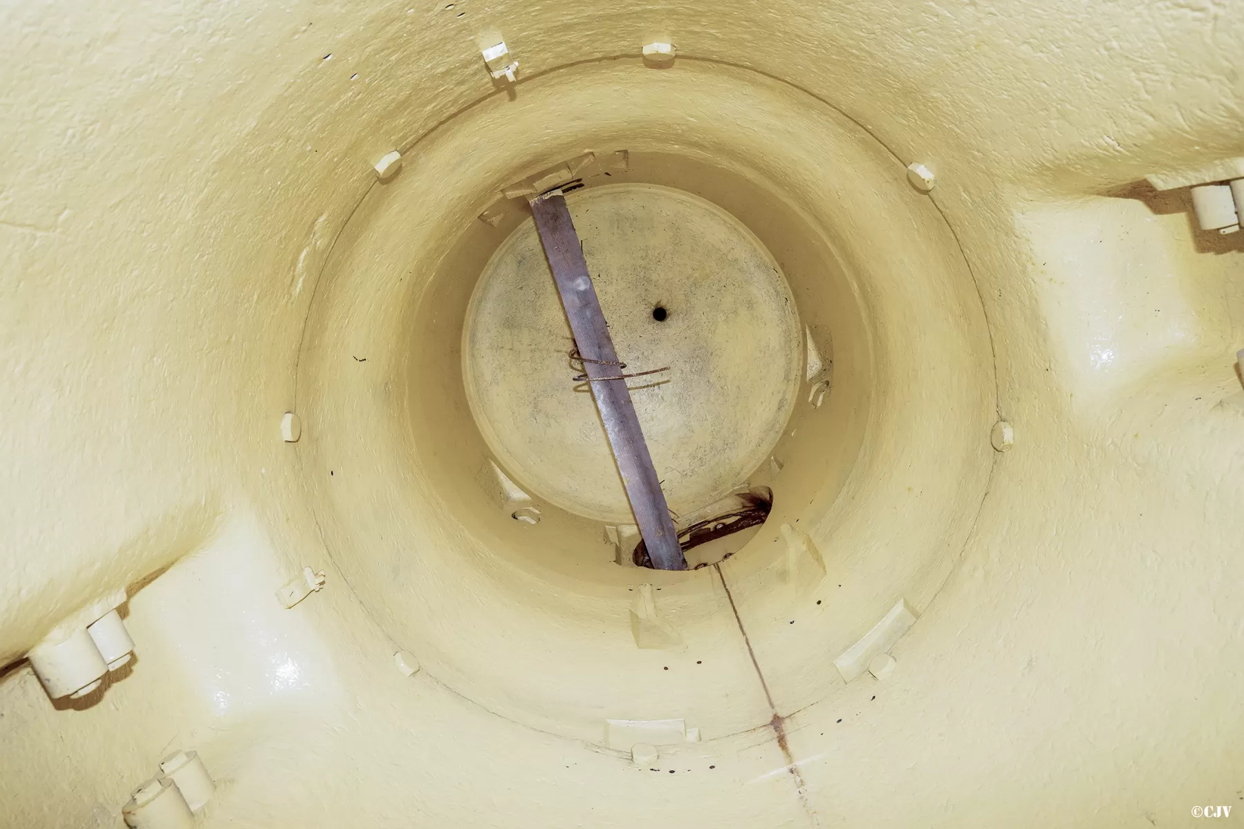 Ligne Maginot - LAVOIR - (Ouvrage d'artillerie) - Entrée munitions
La cloche JM non équipée. - Lia VERMEULEN