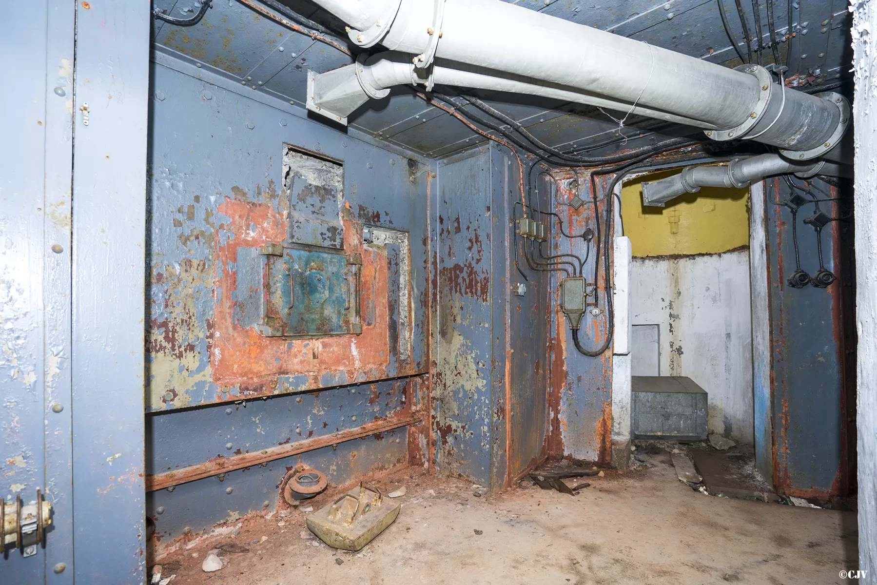 Ligne Maginot - LAVOIR - (Ouvrage d'artillerie) - Entrée Munitions
Créneau de l'entrée prévu pour une AM (trémie n°12) et équipé d'un jumelage de mitrailleuses Reibel - Lia VERMEULEN