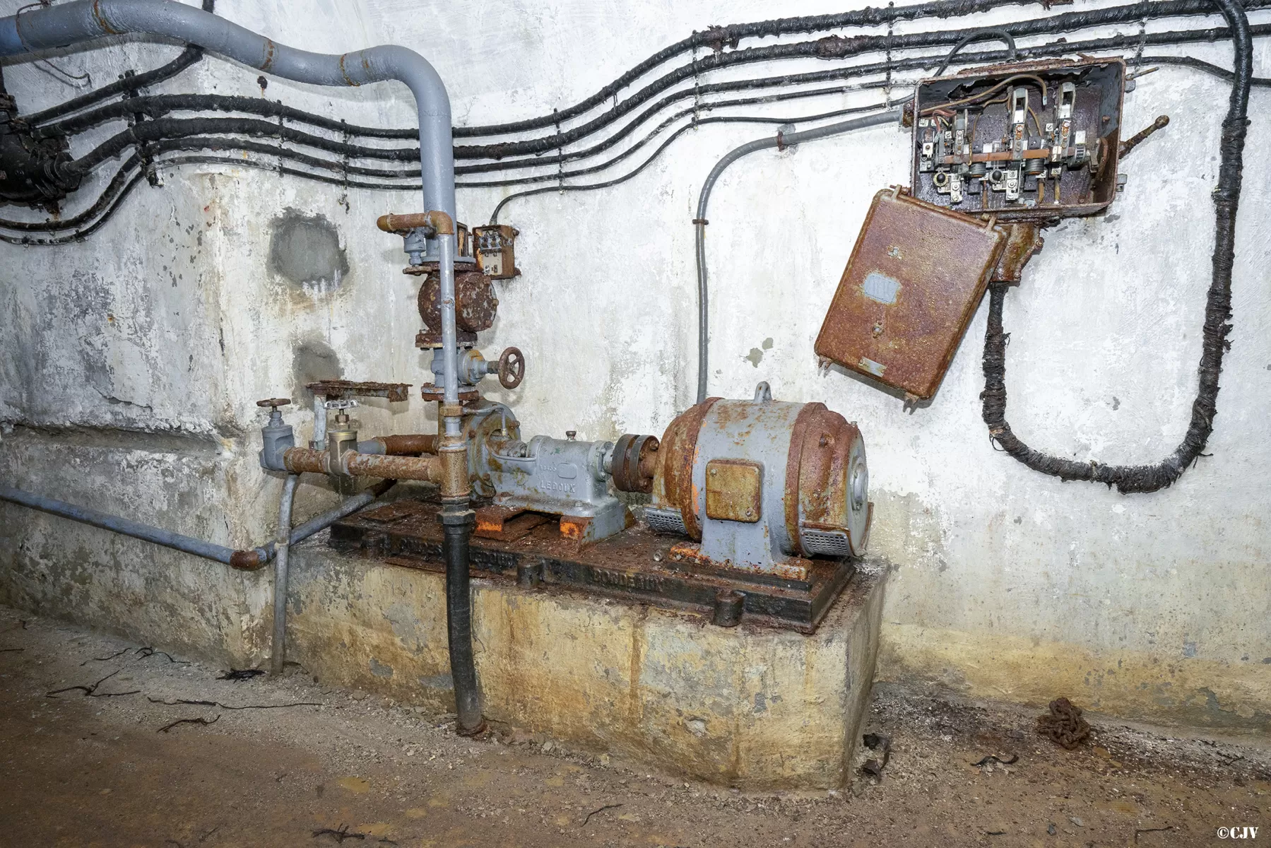 Ligne Maginot - LAVOIR - (Ouvrage d'artillerie) - Entrée Munitions
Pompe à eau - Lia VERMEULEN