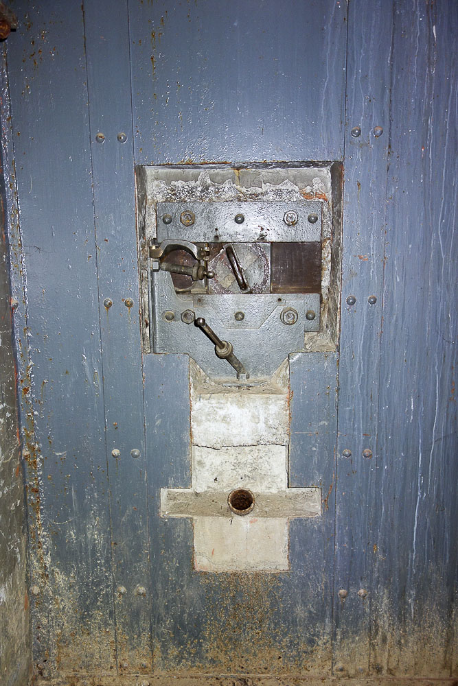 Ligne Maginot - LAVOIR - (Ouvrage d'artillerie) - Entrée des hommes
Créneau FM frontal