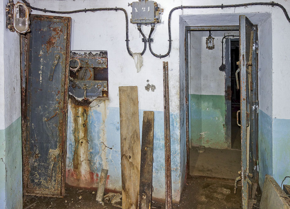Ligne Maginot - LAVOIR - (Ouvrage d'artillerie) - Entrée des hommes
A gauche le créneau FM de défense du couloir d'entrée