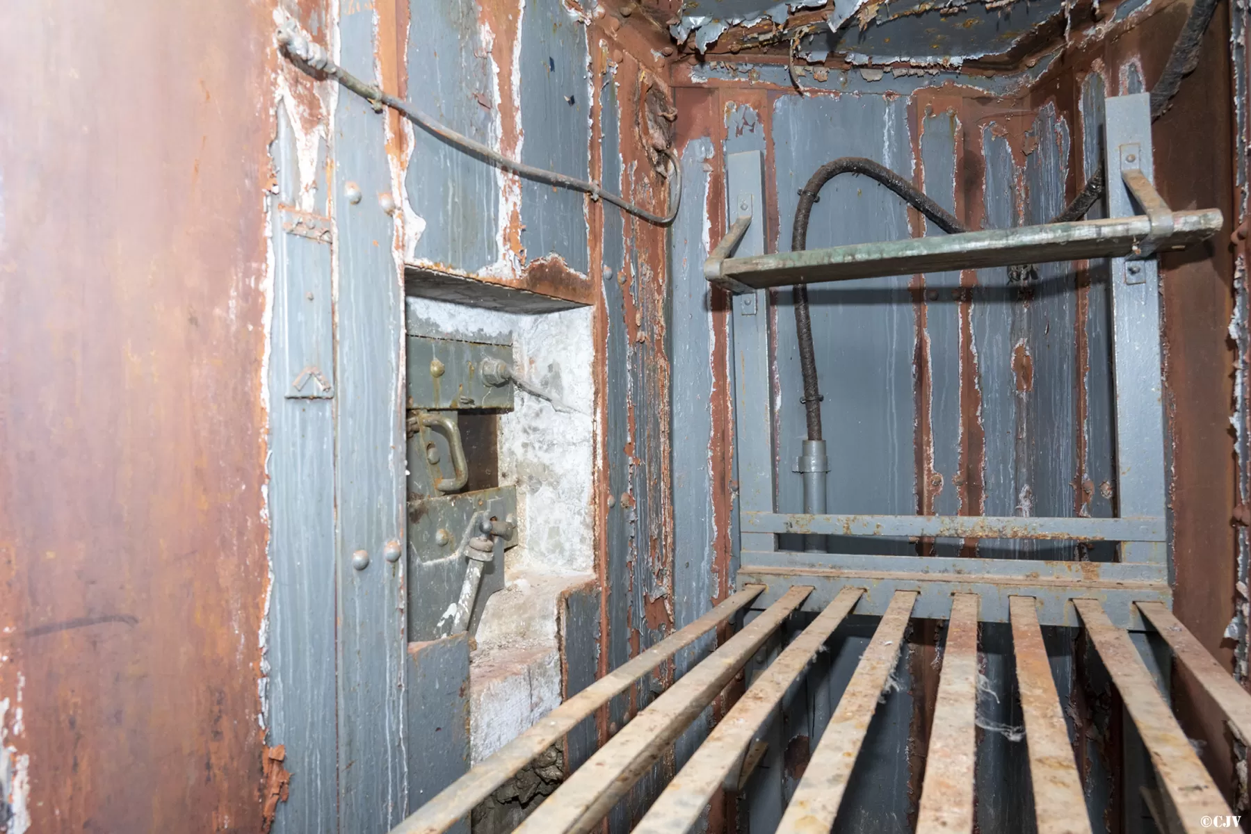 Ligne Maginot - LAVOIR - (Ouvrage d'artillerie) - Entrée des hommes
Créneau de défense de l'entrée - Lia VERMEULEN