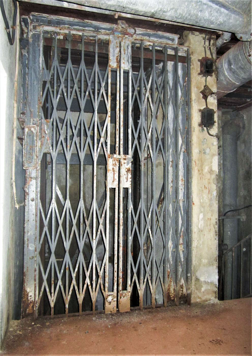 Ligne Maginot - LAVOIR - (Ouvrage d'artillerie) - Bloc 1
Monte-charge à l'étage supérieur