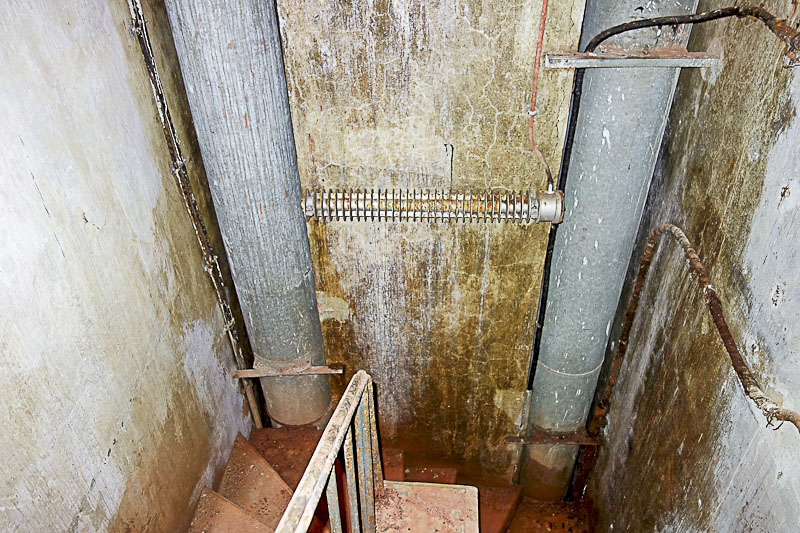 Ligne Maginot - LAVOIR - (Ouvrage d'artillerie) - Bloc 1 
Escalier entre les étages 
Noter le radiateur entre les deux conduites