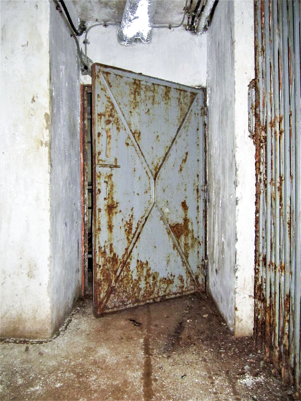 Ligne Maginot - LAVOIR - (Ouvrage d'artillerie) - Bloc 1
Etage inférieur
Porte étanche isolant le PC et les chambres de repos