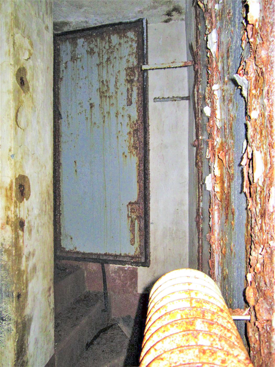 Ligne Maginot - LAVOIR - (Ouvrage d'artillerie) - Bloc 1
Etage inférieur
Accès à l'issue de secours depuis la chambre des sous-officiers