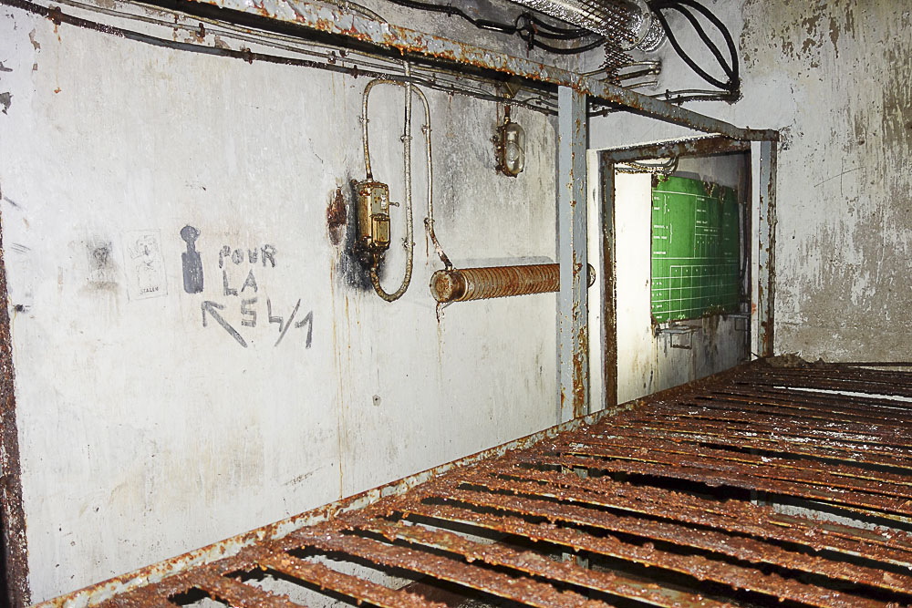 Ligne Maginot - LAVOIR - (Ouvrage d'artillerie) - Bloc 1
Etage inférieur
Chambre de troupe à côté du PC 
Graffitis d'après-guerre (1954) sur les murs