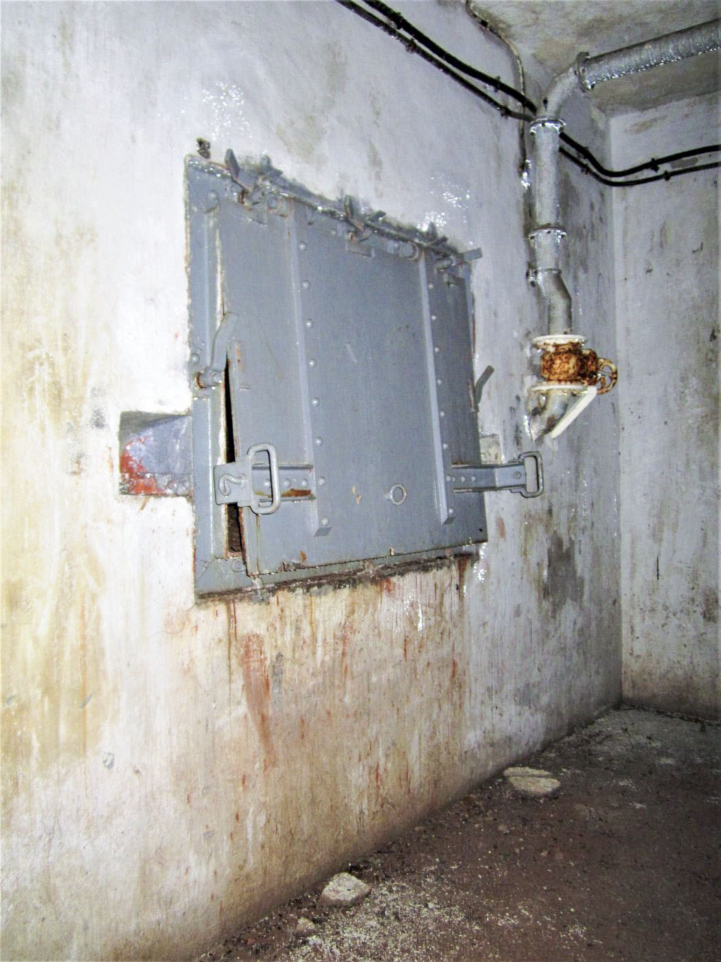 Ligne Maginot - LAVOIR - (Ouvrage d'artillerie) - Bloc 1
Etage inférieur
Trappe de la fosse de récupération des douilles