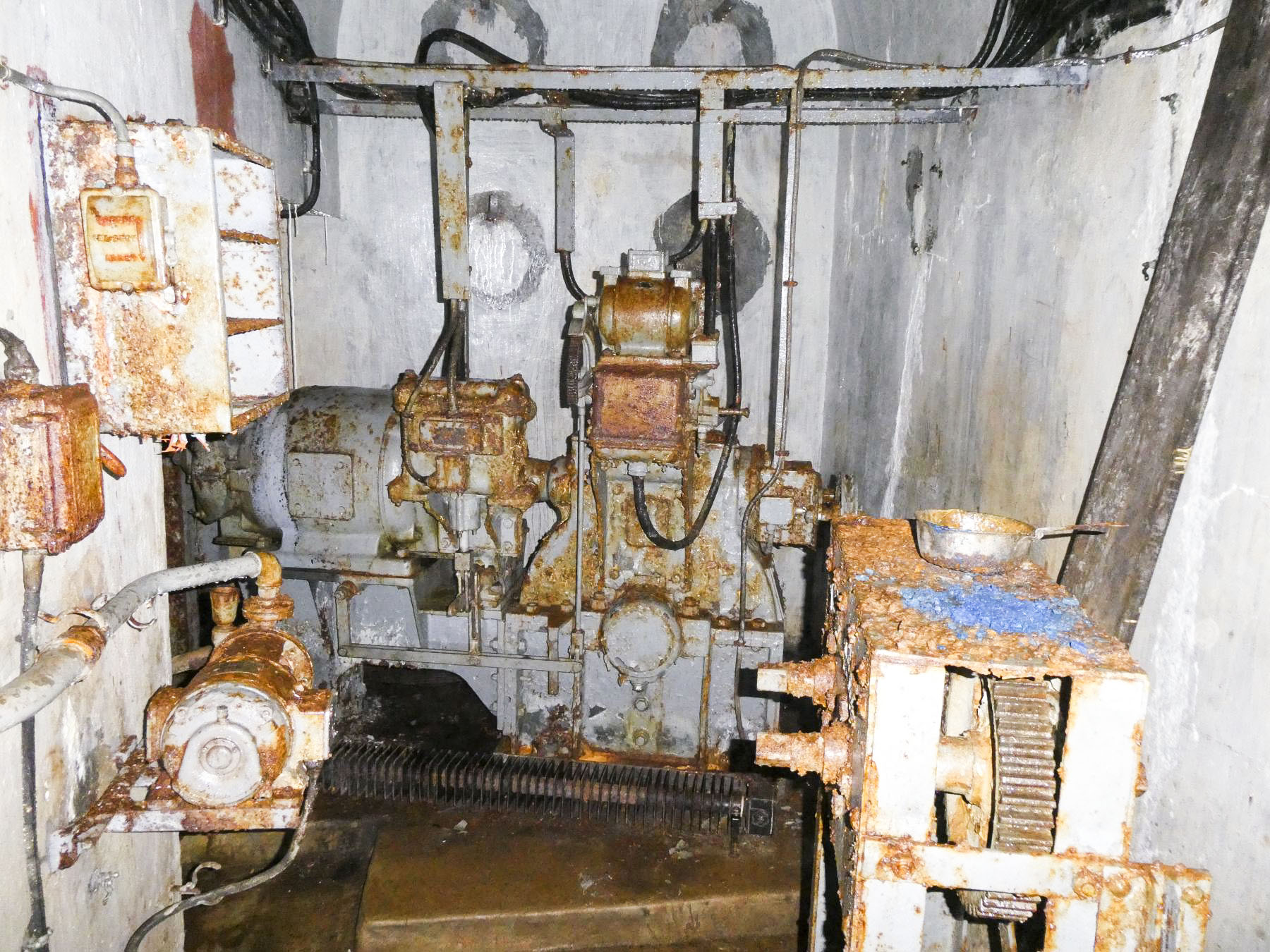 Ligne Maginot - LAVOIR - (Ouvrage d'artillerie) - Bloc 1
Treuil du monte-charge au pied du bloc