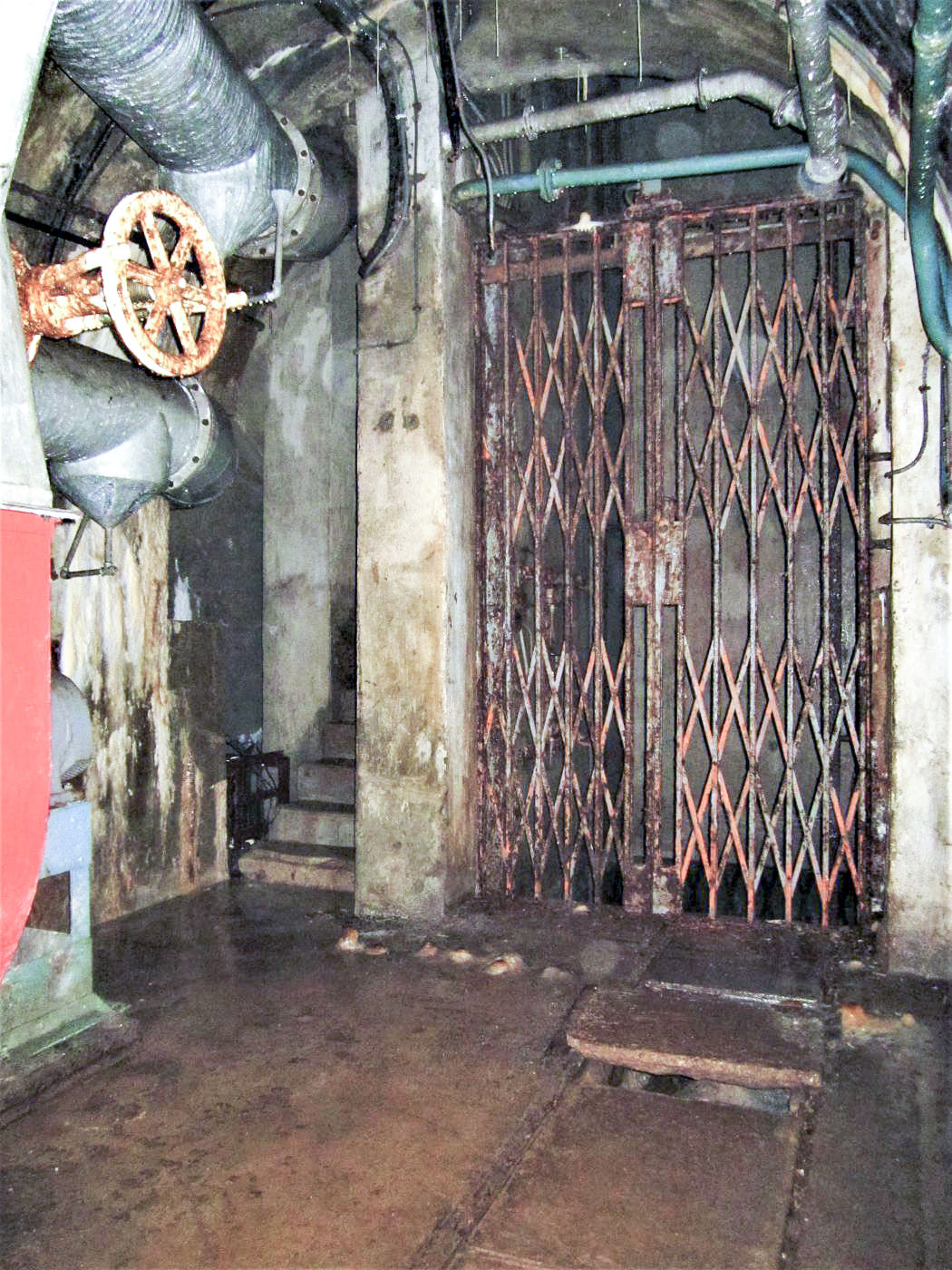 Ligne Maginot - LAVOIR - (Ouvrage d'artillerie) - Bloc 1
Monte-charge et escalier au pied du bloc
