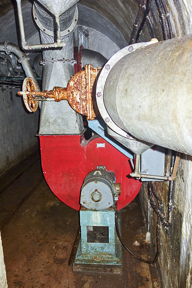 Ligne Maginot - LAVOIR - (Ouvrage d'artillerie) - Bloc 1
Ventilateur air pur au pied du bloc