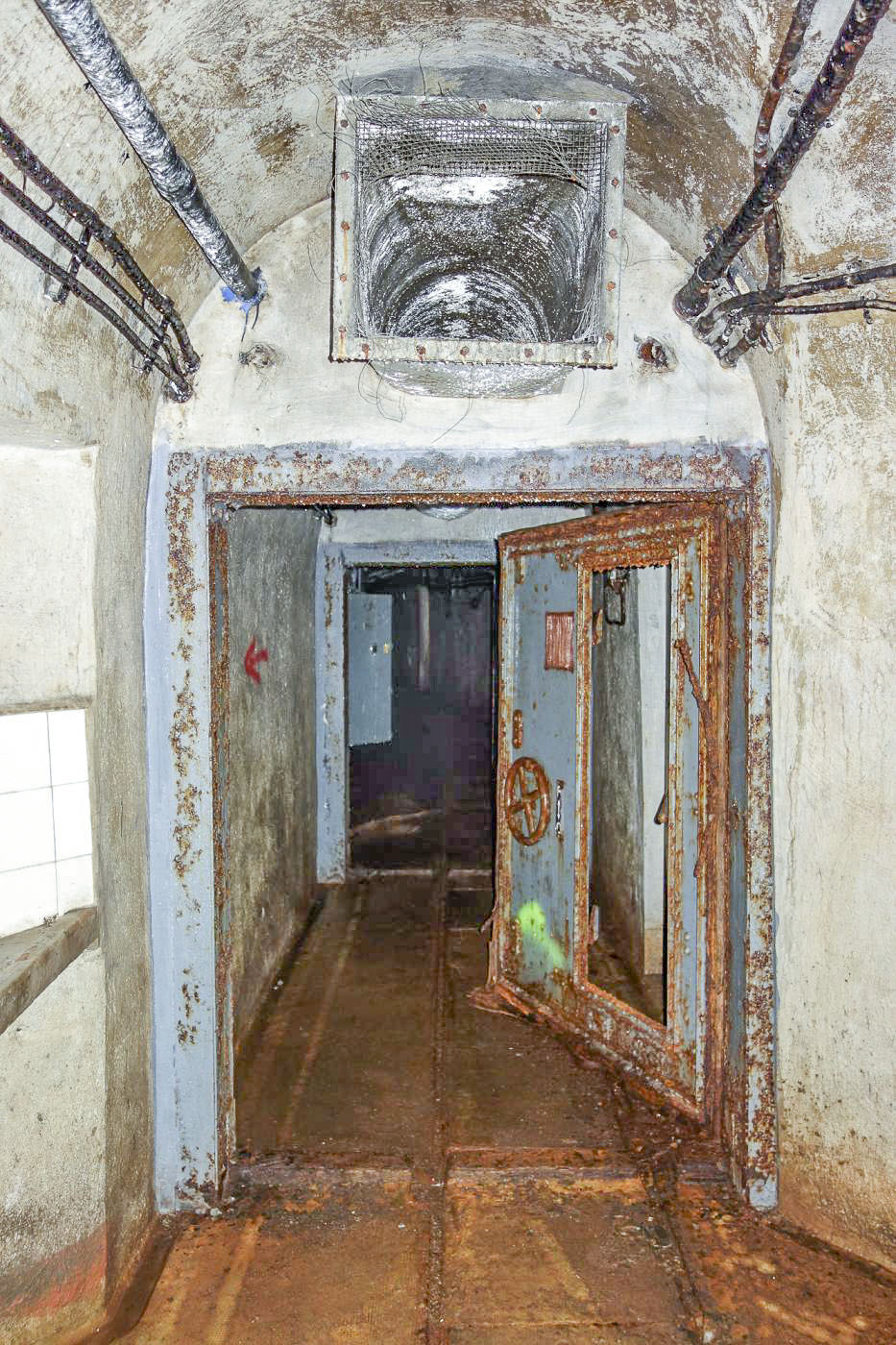 Ligne Maginot - LAVOIR - (Ouvrage d'artillerie) - Bloc 1
Sas au pied du bloc - Michel Teiten