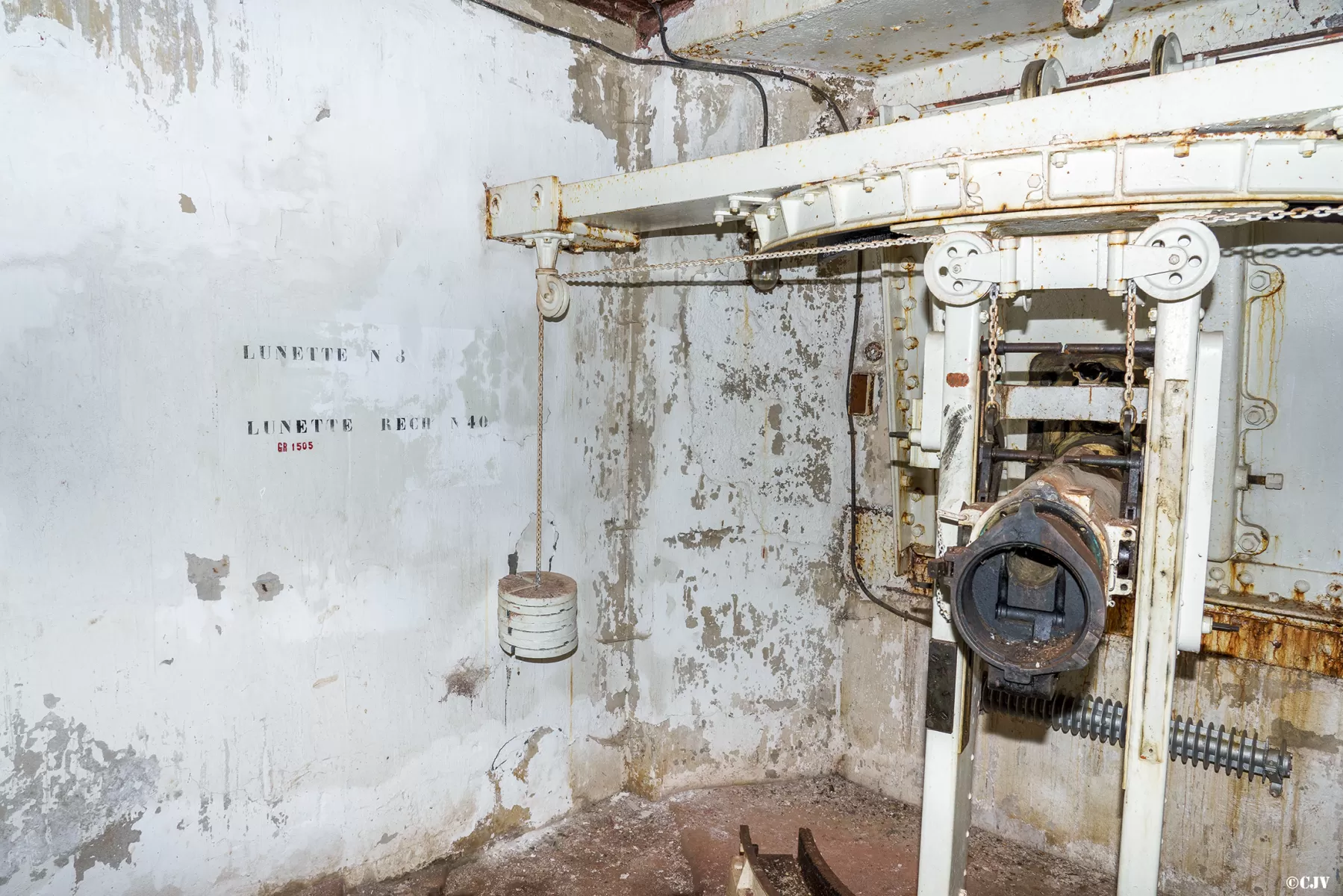 Ligne Maginot - LAVOIR - (Ouvrage d'artillerie) - Bloc 1
Chambre de tir droite pour canon-mortier de 75 mle 31
Indication concernant les instruments optiques associés à la pièce - Lia VERMEULEN