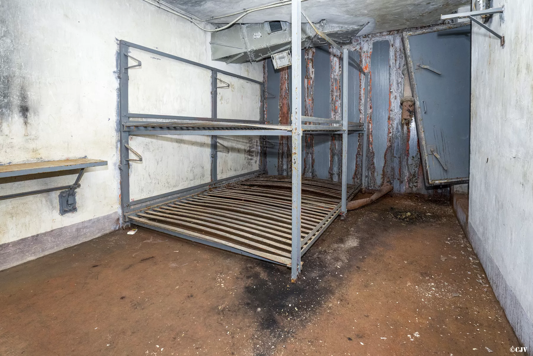 Ligne Maginot - LAVOIR - (Ouvrage d'artillerie) - Bloc 2
Etage intermédiaire
Chambre de troupe, au plafond la goulotte d'évacuation des douilles de 75 - Lia VERMEULEN