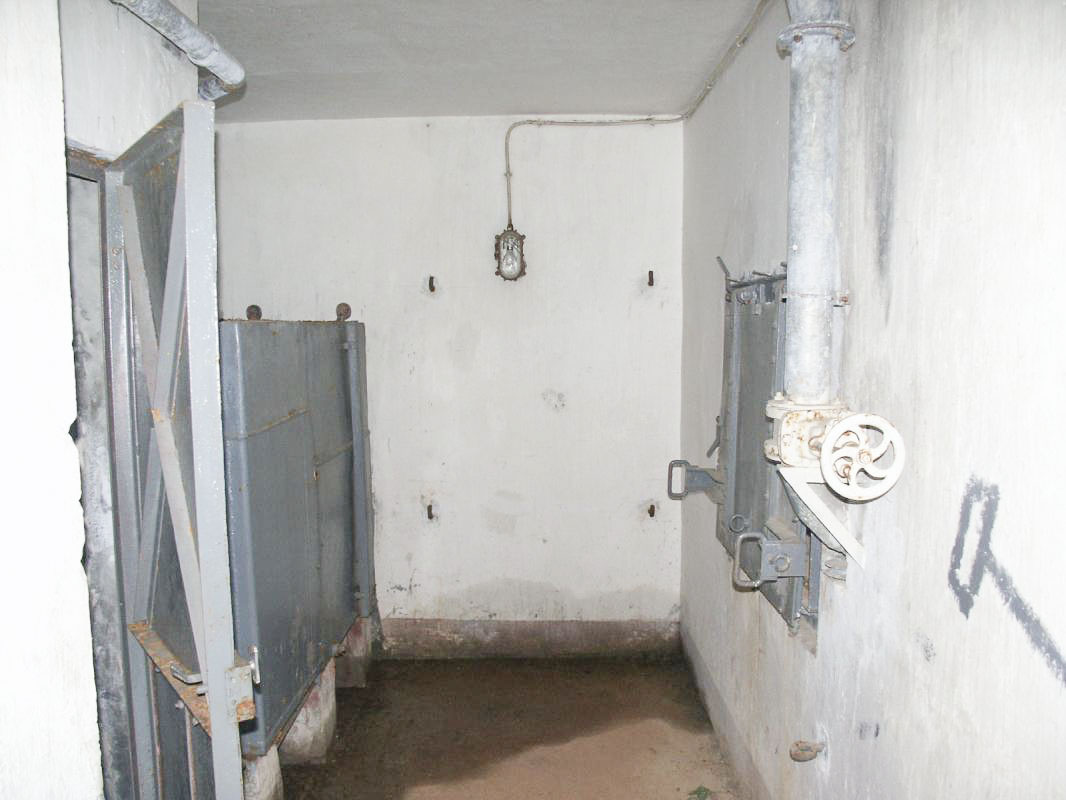 Ligne Maginot - LAVOIR - (Ouvrage d'artillerie) - Bloc 2
Etage intermédiaire
A droite, la trappe de la fosse de récupération des douilles
A gauche, les latrines et au fond le réservoir d'eau