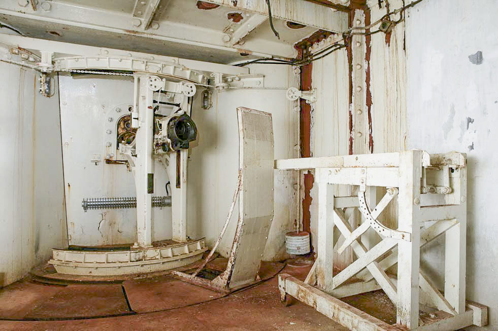 Ligne Maginot - LAVOIR - (Ouvrage d'artillerie) - Bloc 2
Chambre de tir cuirassée gauche pour canon-mortier de 75 mle 31, avec l'écran d'évacuation des douilles et le chariot de manutention du tube