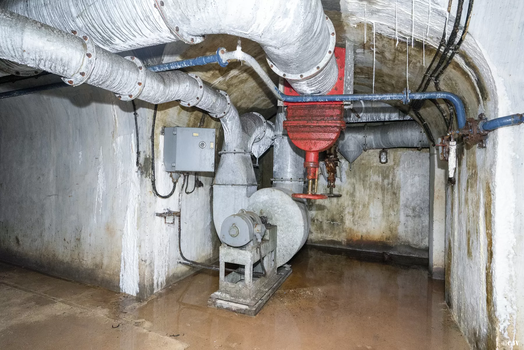 Ligne Maginot - LAVOIR - (Ouvrage d'artillerie) - Bloc 2
Ventilateur air pur au pied du bloc - Lia VERMEULEN