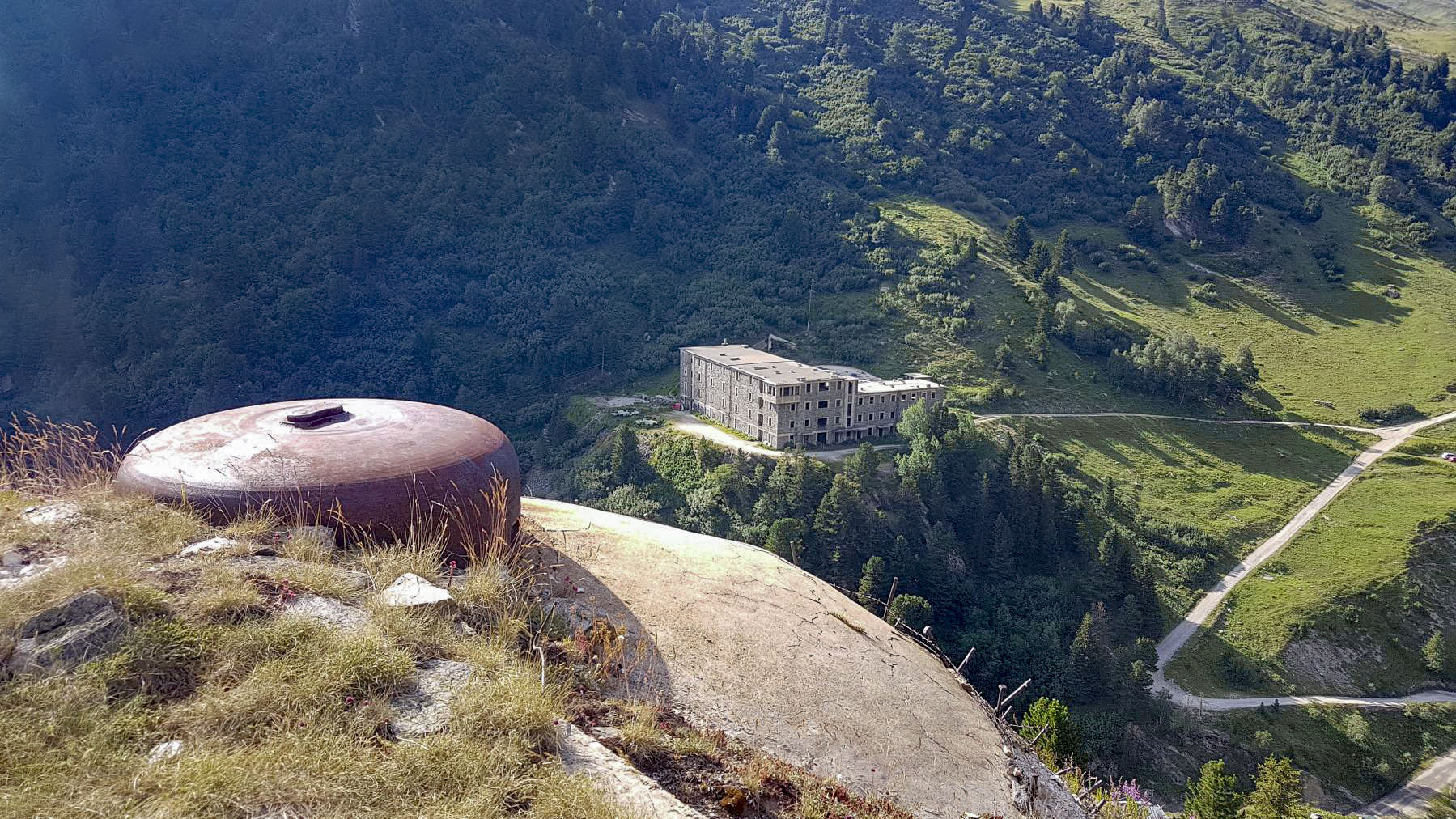 Ligne Maginot - LAVOIR - (Ouvrage d'artillerie) - Bloc 3
Cloche VDP avec vue sur le casernement