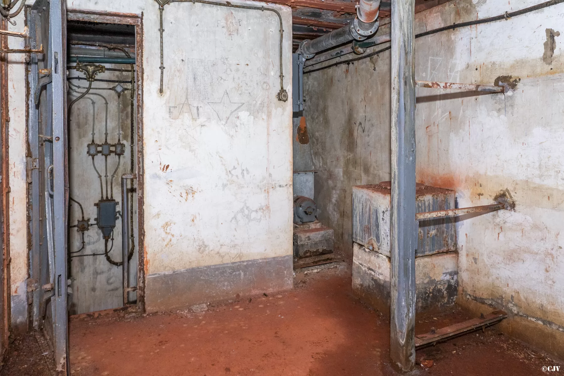 Ligne Maginot - LAVOIR - (Ouvrage d'artillerie) - Bloc 3
A gauche la porte vers l'escalier, à droite le ventilateur - Lia VERMEULEN