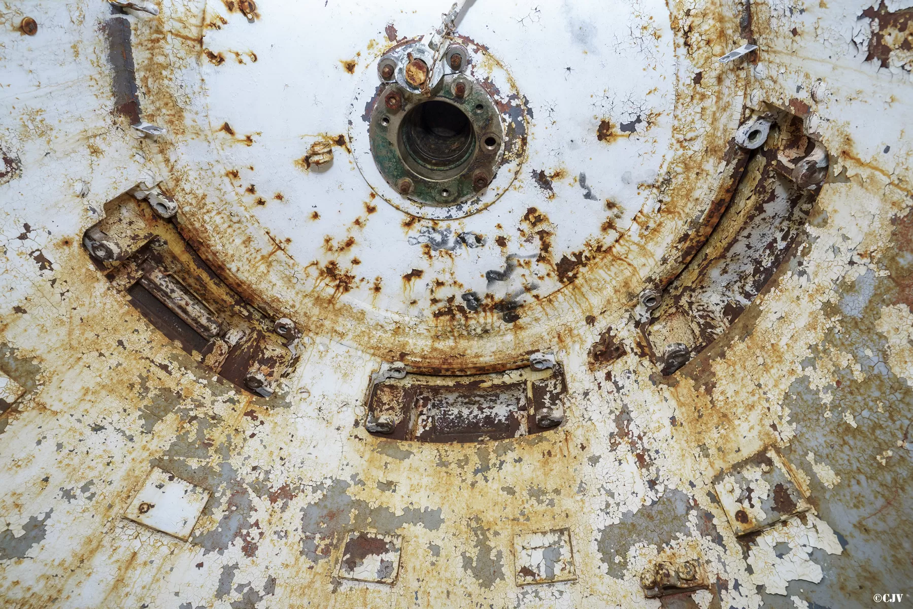 Ligne Maginot - LAVOIR - (Ouvrage d'artillerie) - Bloc 3
Cloche VDP
Créneaux à vision direct - Lia VERMEULEN
