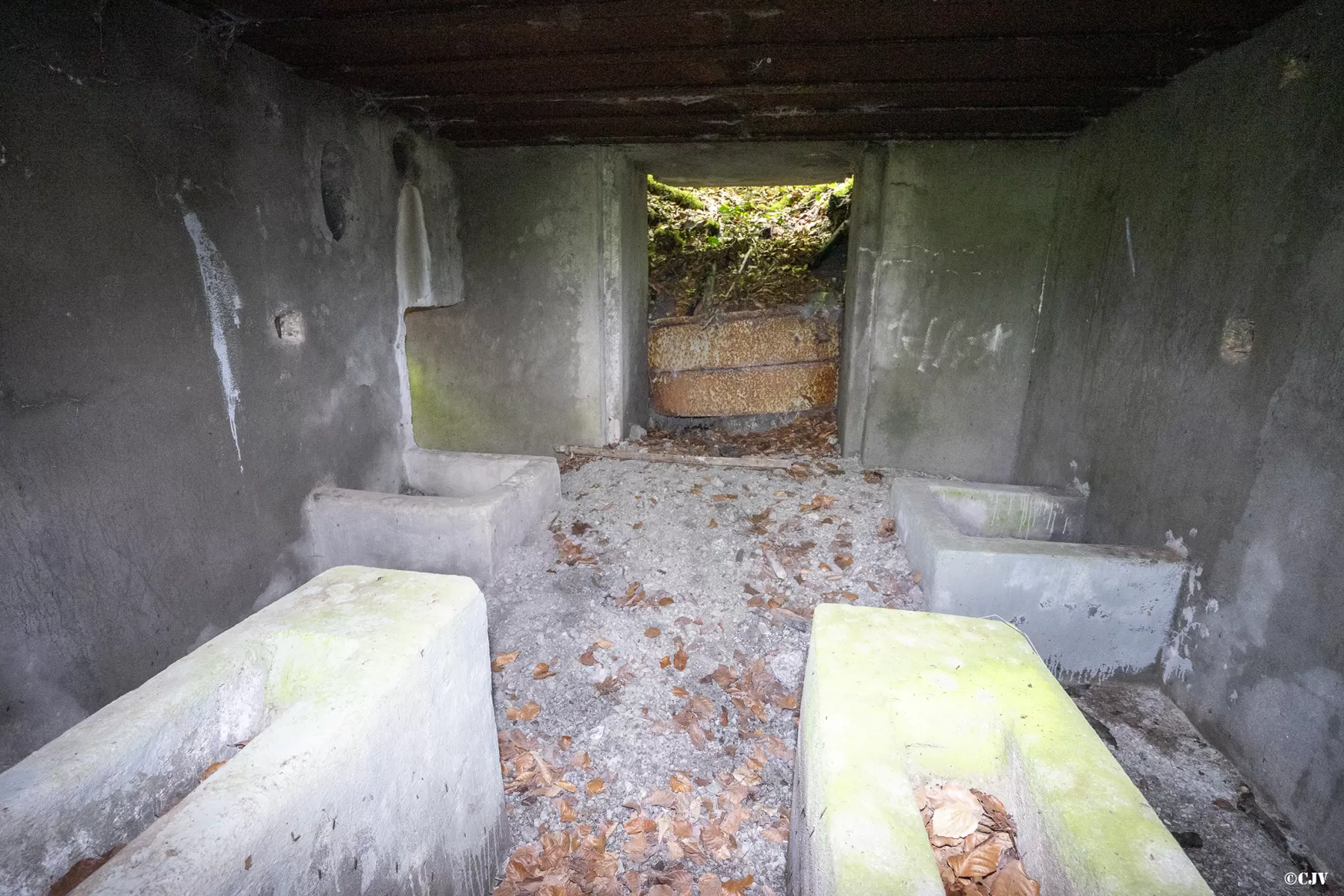 Ligne Maginot - CB137 - NONNENBERG CENTRE - (Blockhaus pour canon) - L'intérieur vu par le créneau - Lia VERMEULEN