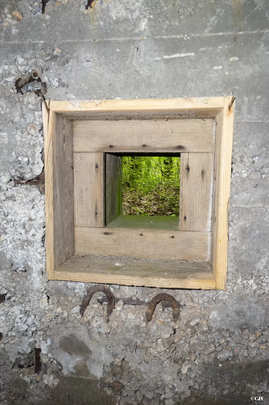 Ligne Maginot - CB441 - (Blockhaus pour arme infanterie) - Le créneau de défense des arrières
Le bois du coffrage est toujours présent - Lia VERMEULEN