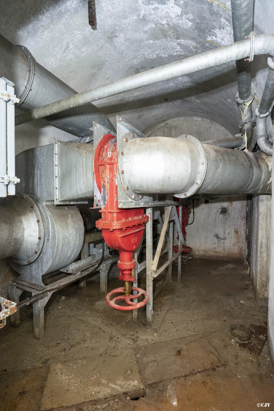 Ligne Maginot - LAVOIR - (Ouvrage d'artillerie) - Bloc 5
Les tubes de la ventilation au pied du bloc - Lia VERMEULEN