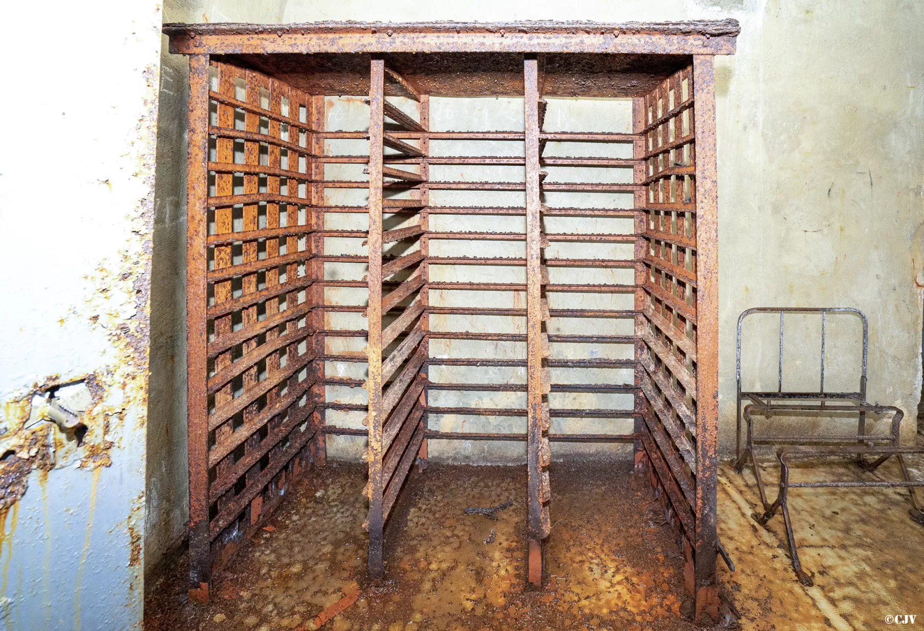 Ligne Maginot - LAVOIR - (Ouvrage d'artillerie) - Bloc 5
Armoire - Lia VERMEULEN