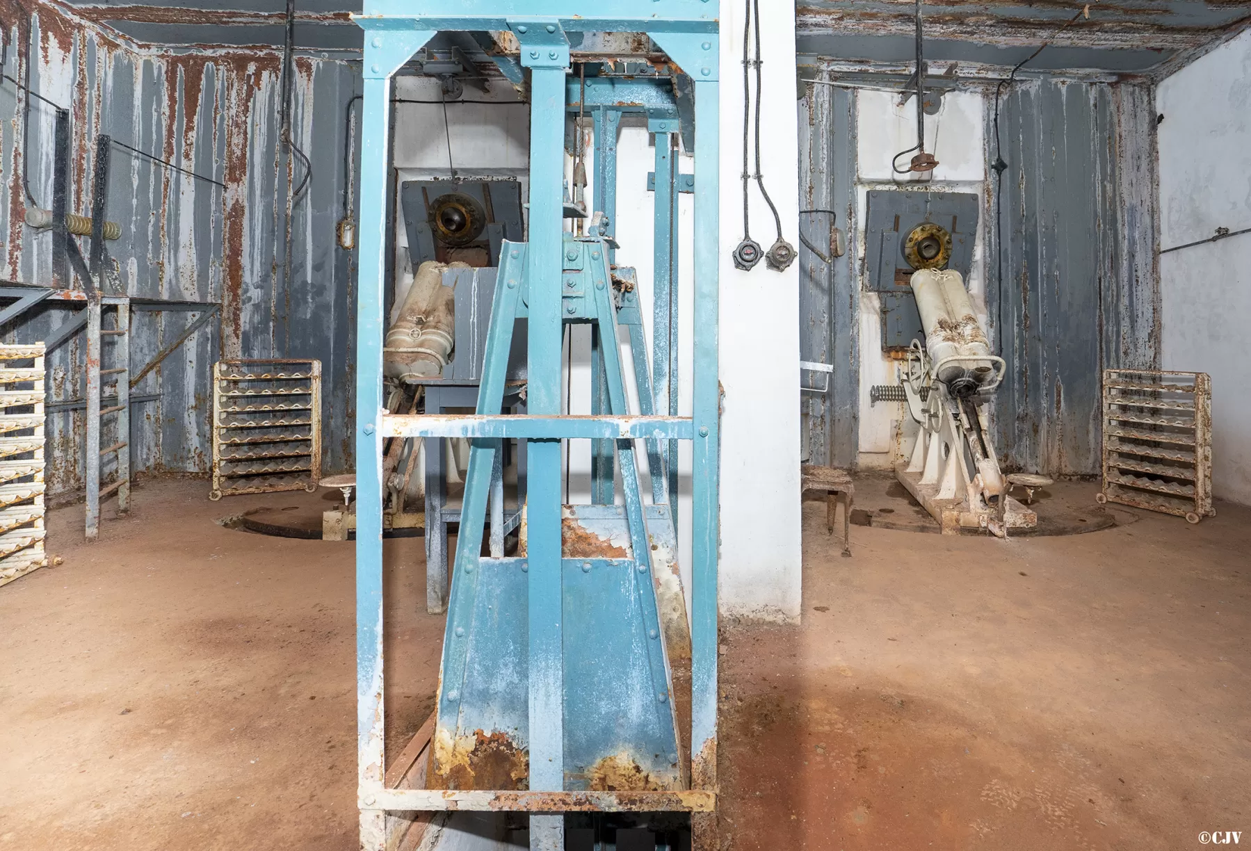 Ligne Maginot - LAVOIR - (Ouvrage d'artillerie) - Bloc 5
Les chambres de tir droite et le monte-charge à munitions  - Lia VERMEULEN