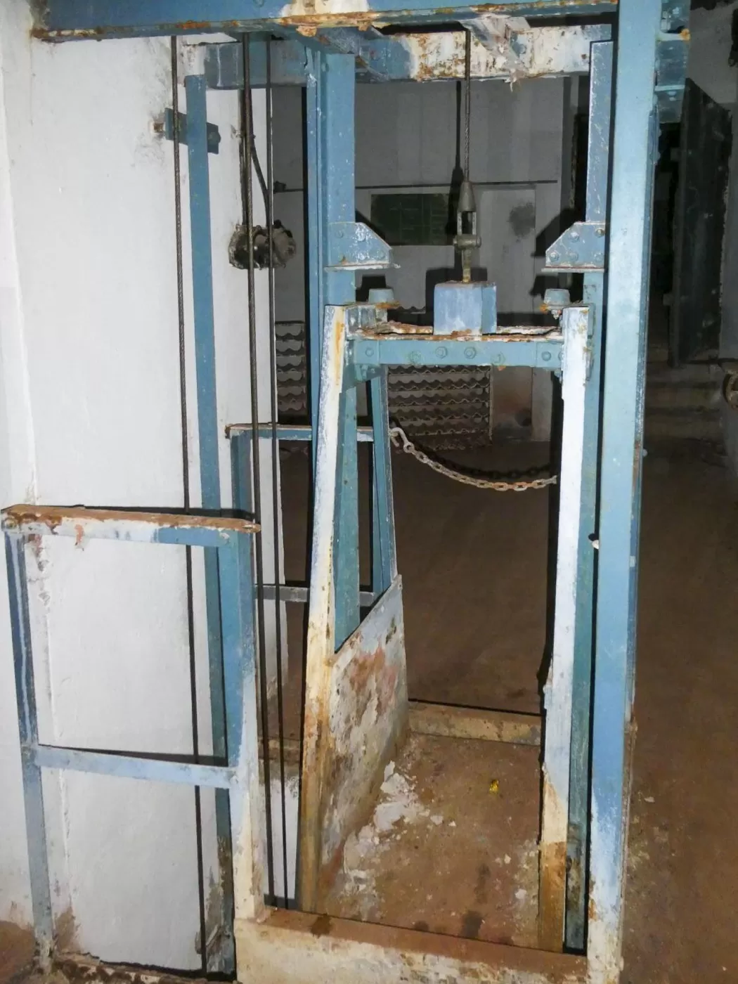 Ligne Maginot - LAVOIR - (Ouvrage d'artillerie) - Bloc 5  
Monte-charge à munitions entre les deux chambres de tir droite