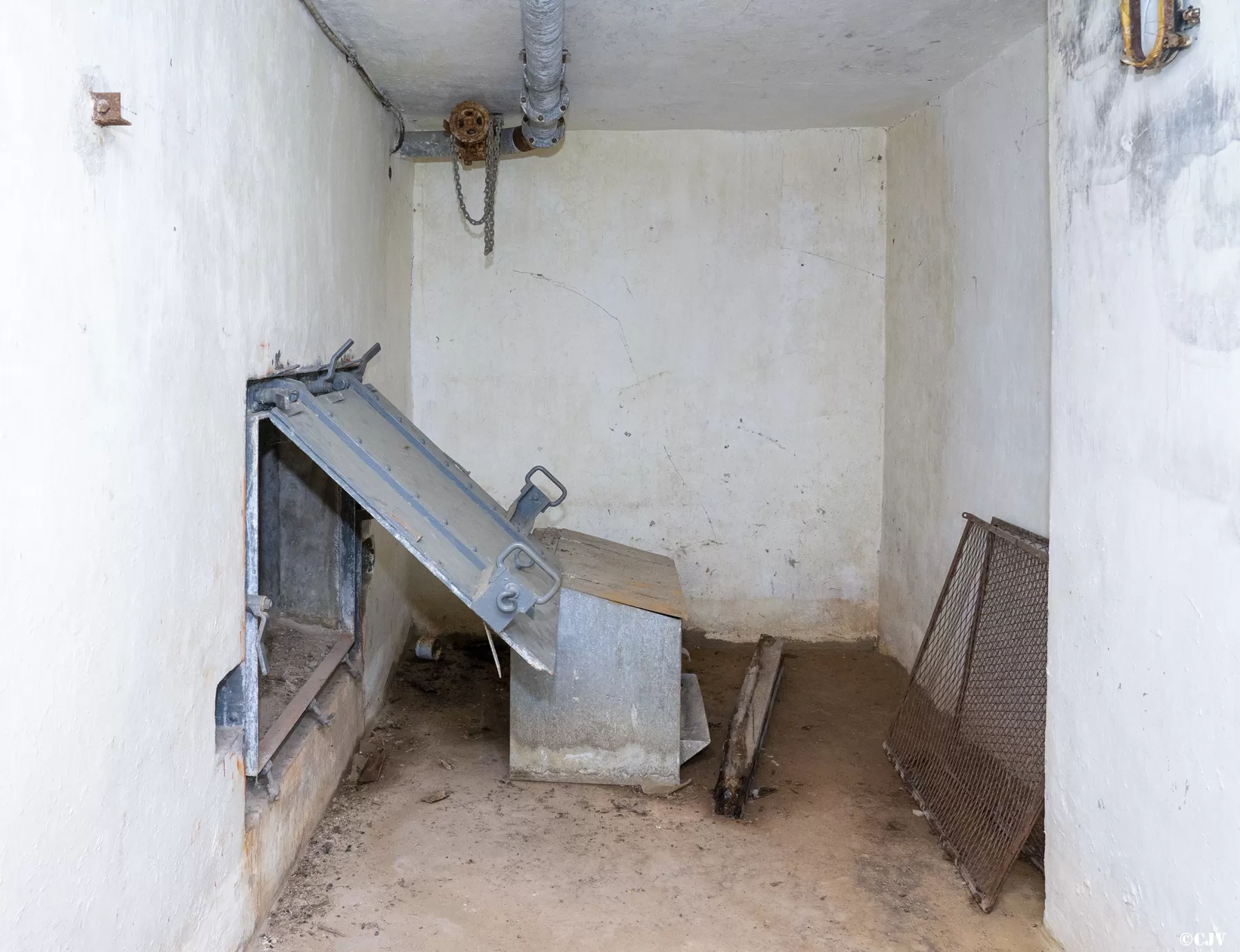 Ligne Maginot - LAVOIR - (Ouvrage d'artillerie) - Bloc 5
Le réceptacle des douilles - Lia VERMEULEN