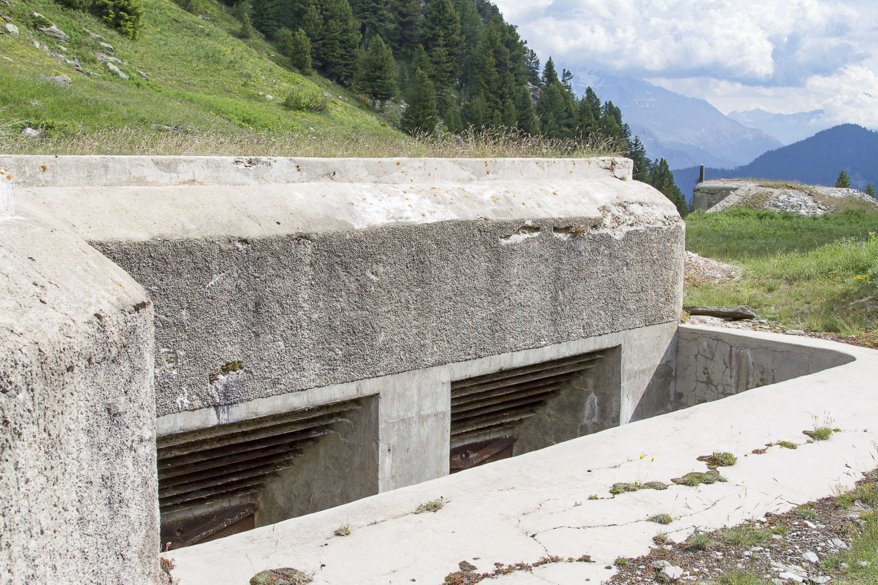 Ligne Maginot - LAVOIR - (Ouvrage d'artillerie) - Bloc 5
Les embrasures de 81.
Le bloc cheminée est visible à l'arrière-plan. - Michel Teiten