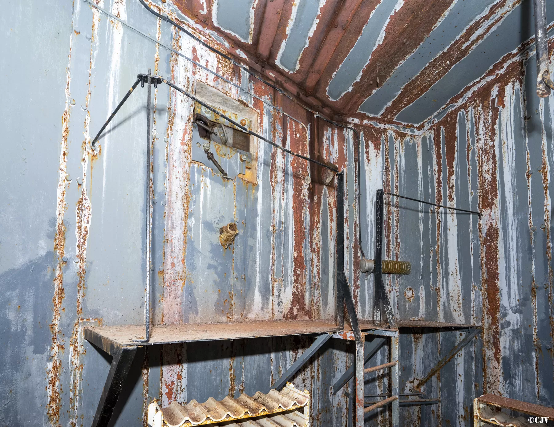 Ligne Maginot - LAVOIR - (Ouvrage d'artillerie) - Bloc 5
La partie gauche de la chambre droite des mortiers
Le balcon pour la défense du fossé - Lia VERMEULEN