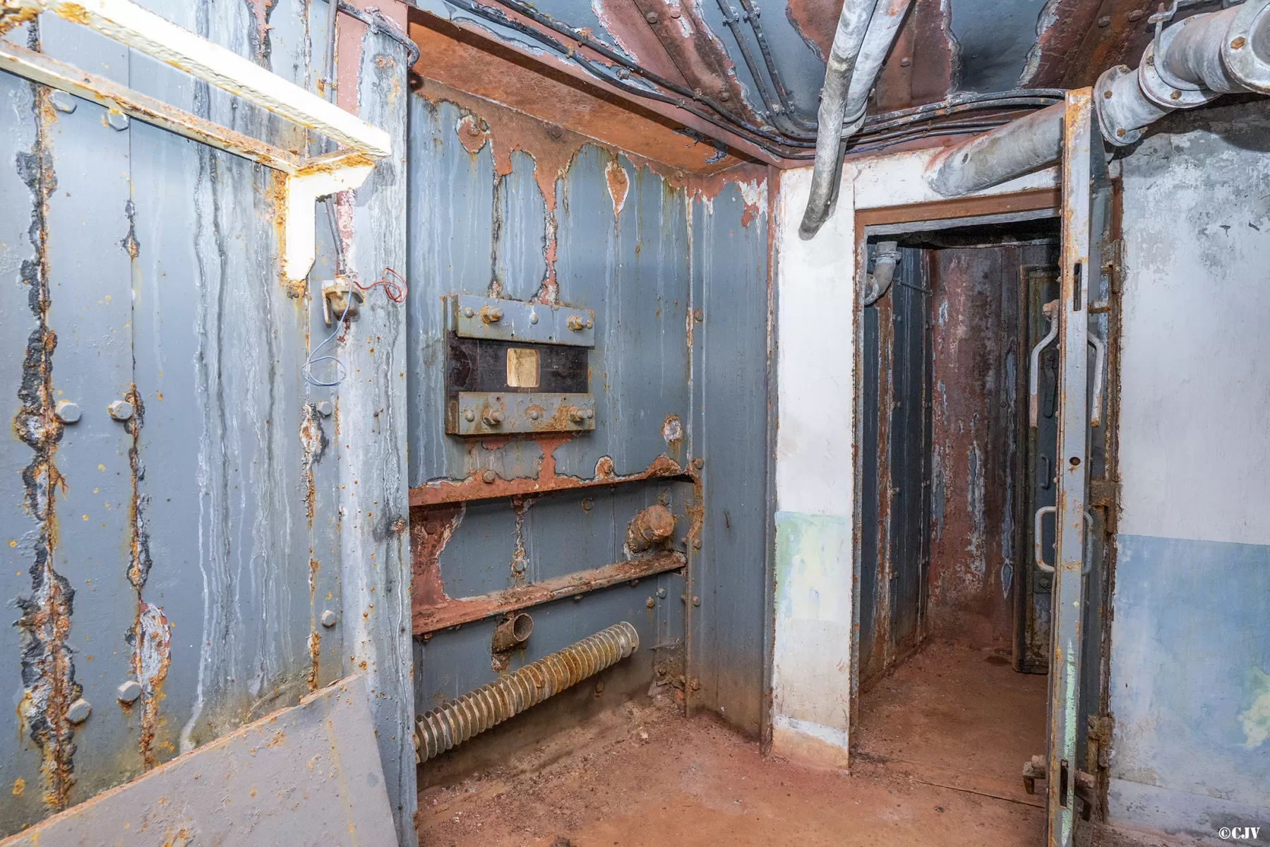 Ligne Maginot - LAVOIR - (Ouvrage d'artillerie) - Bloc 5
Etage supérieur
PC des 75
Créneau de défense du fossé - Lia VERMEULEN